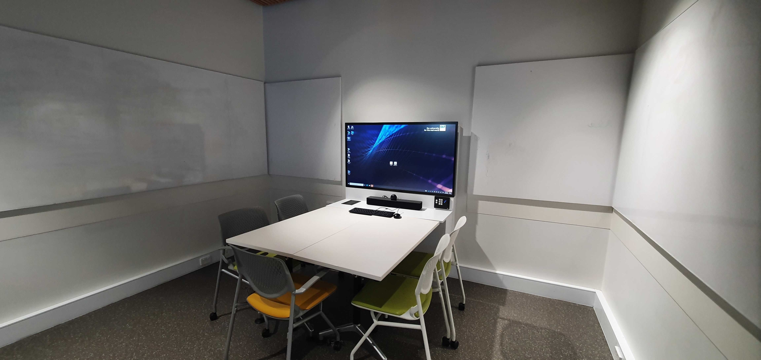 H001 – Small Huddle Space