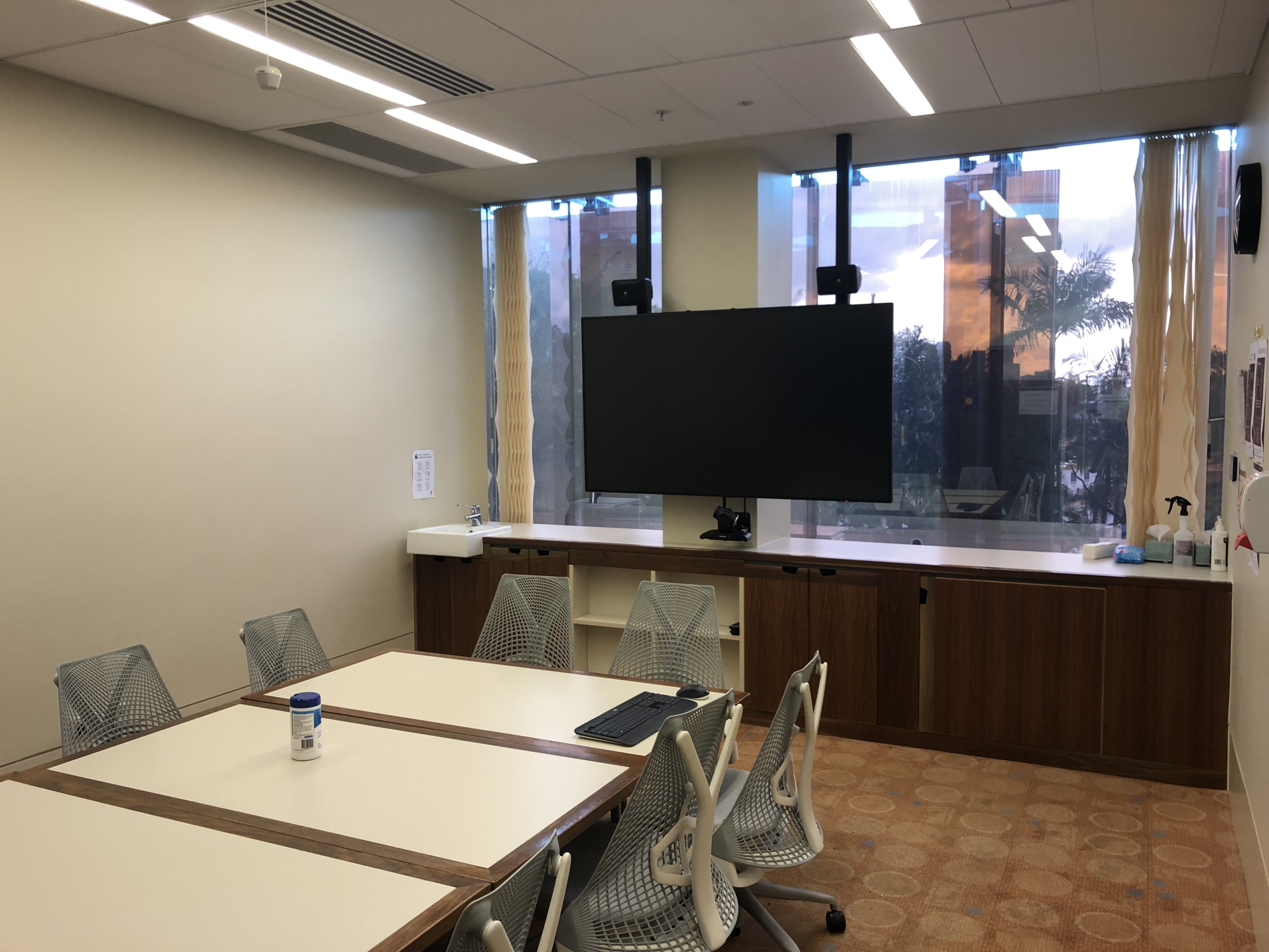 M004 – Meeting Single Display, photo 2 of 2