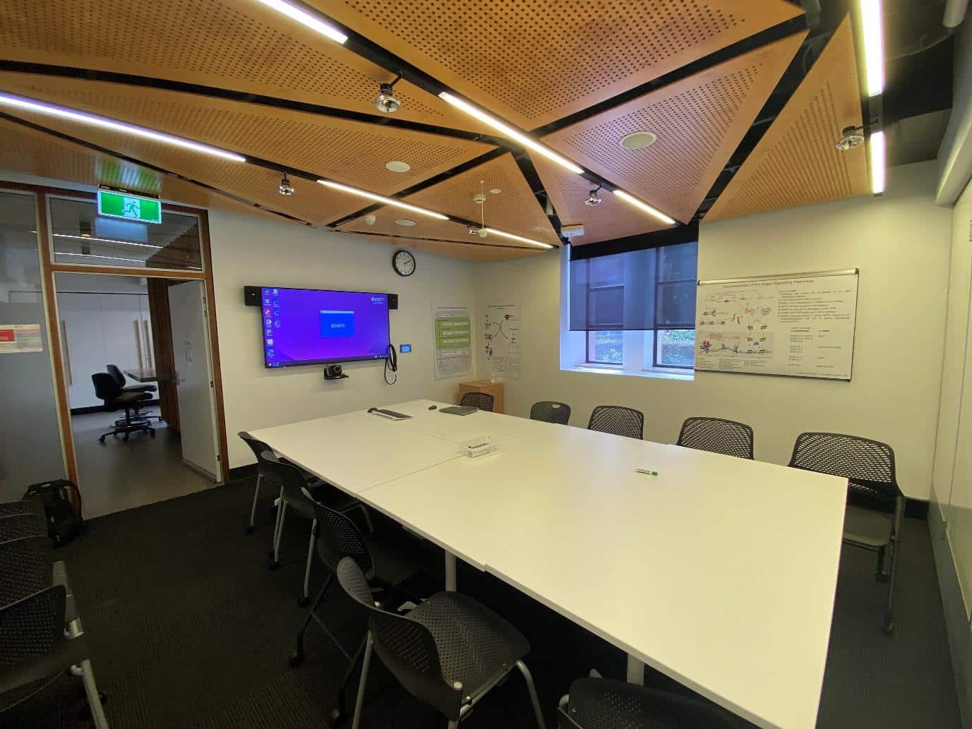 M009 – Medium Single Display Meeting Space