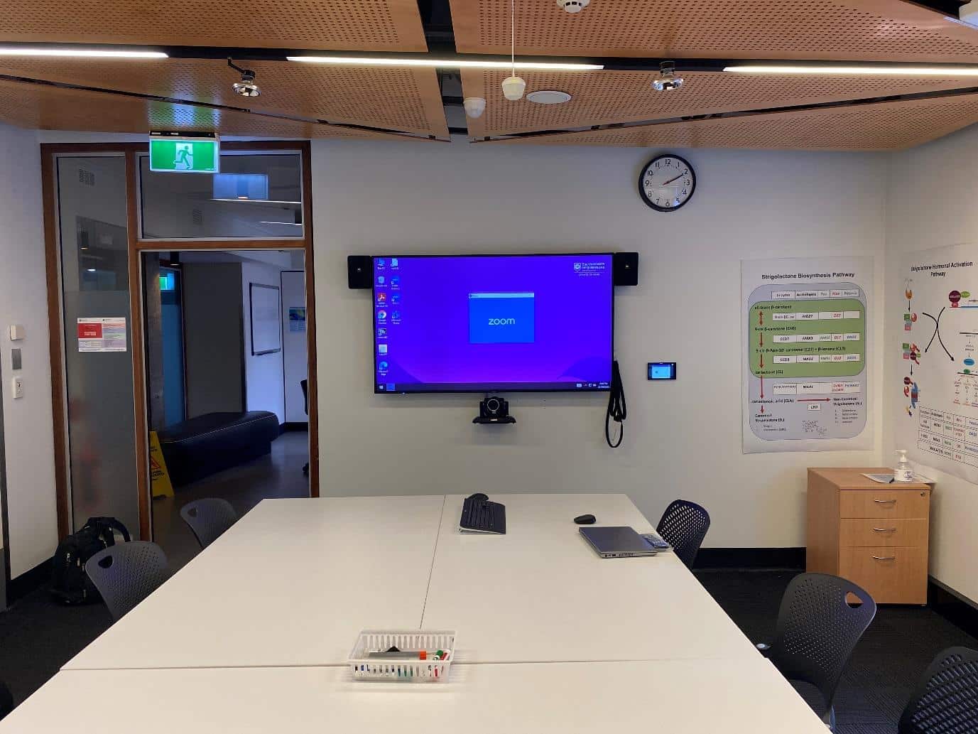 M009 – Medium Single Display Meeting Space, photo 2 of 2