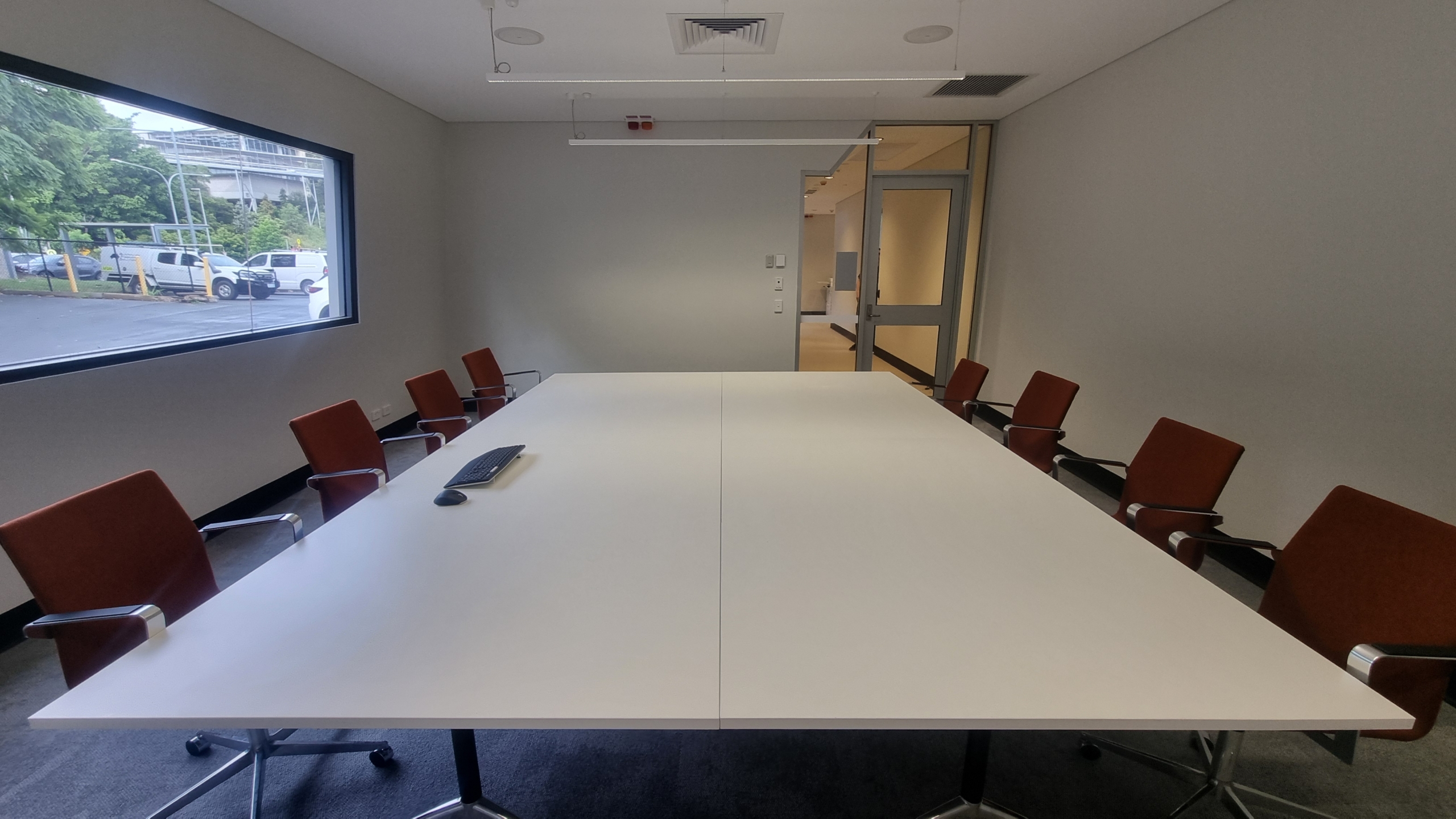M011 – Small Premium Meeting Room