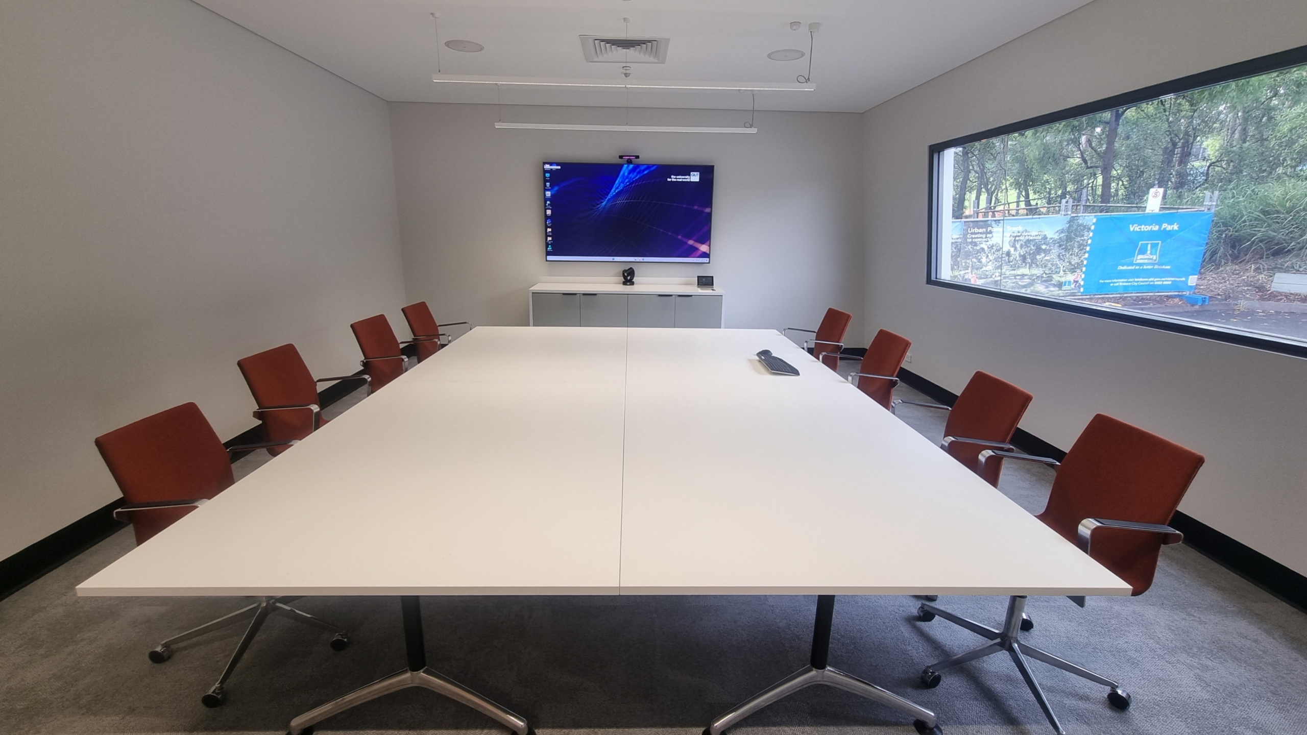 M011 – Small Premium Meeting Room, photo 2 of 2