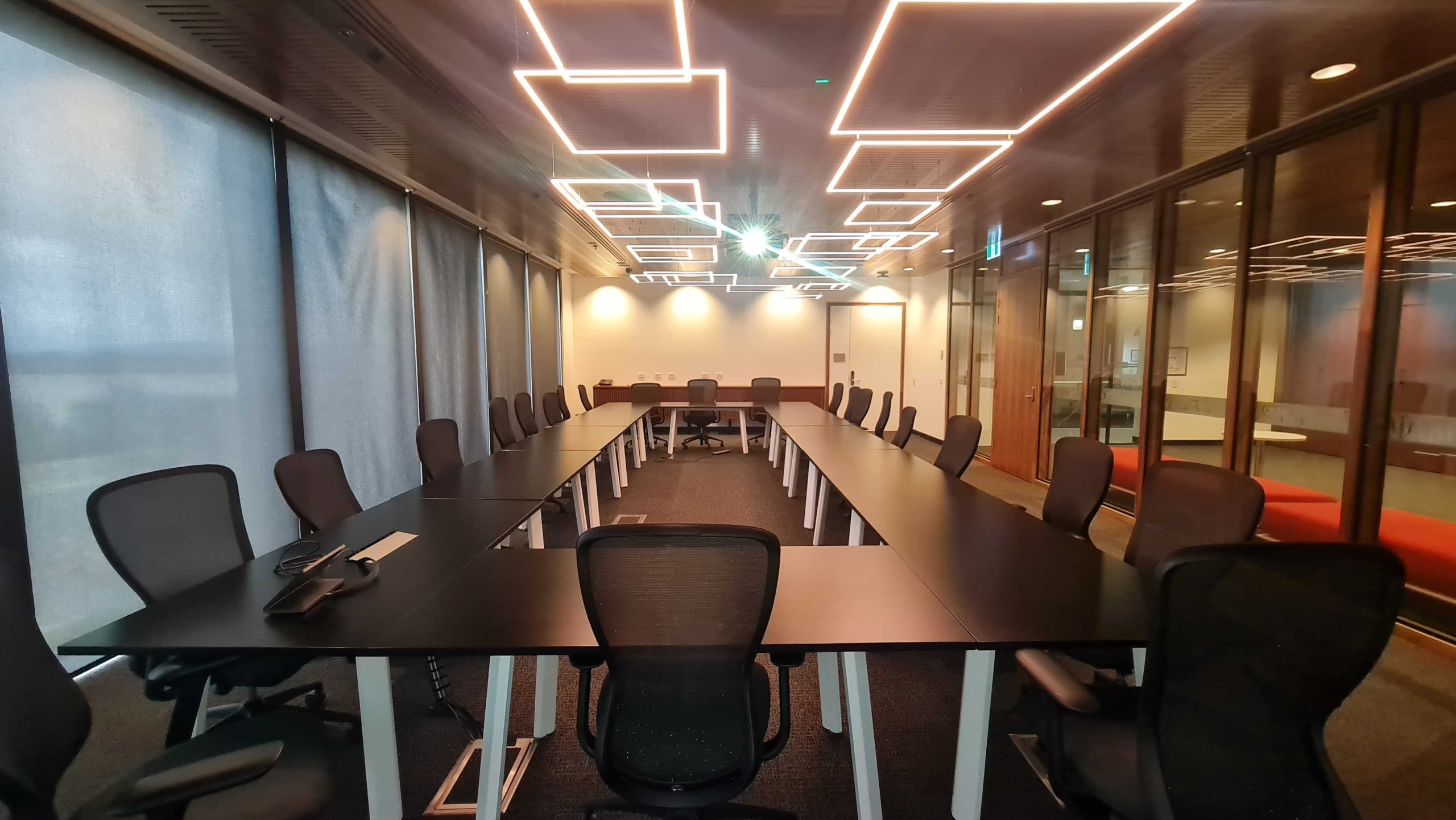 M026 – Premium Boardroom