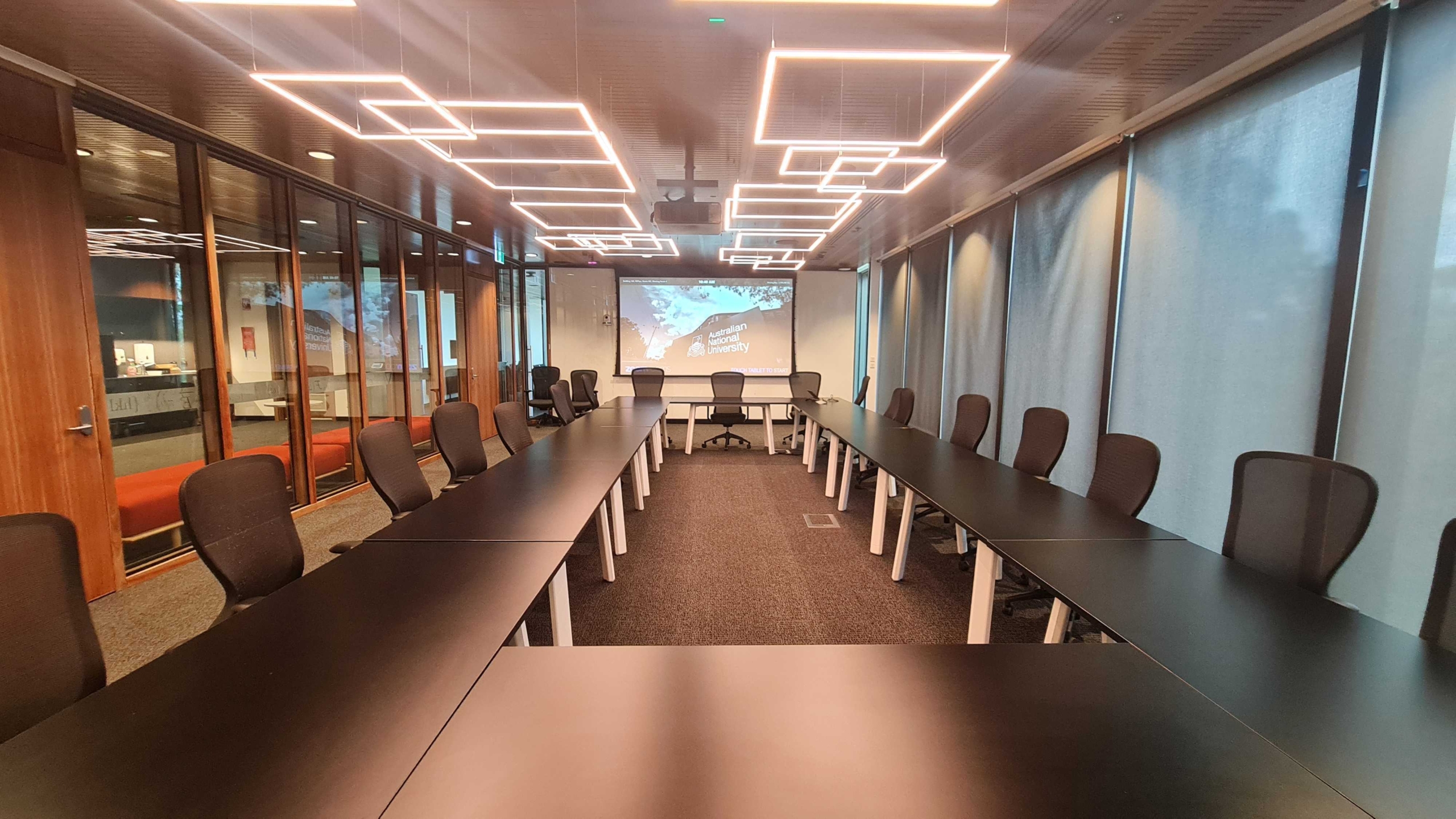 M026 – Premium Boardroom, photo 2 of 2