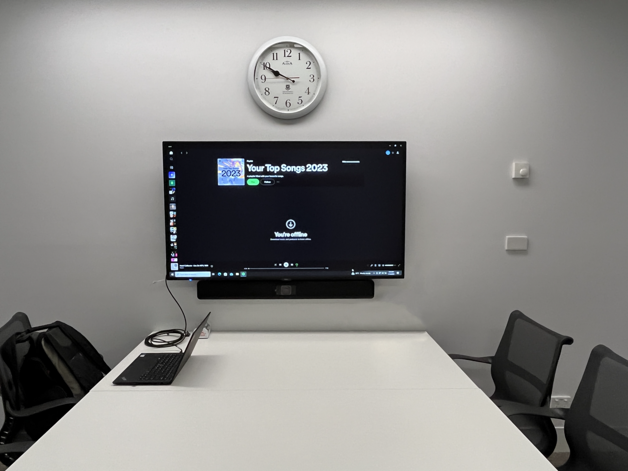 M014 – Small Controlless Meeting Room