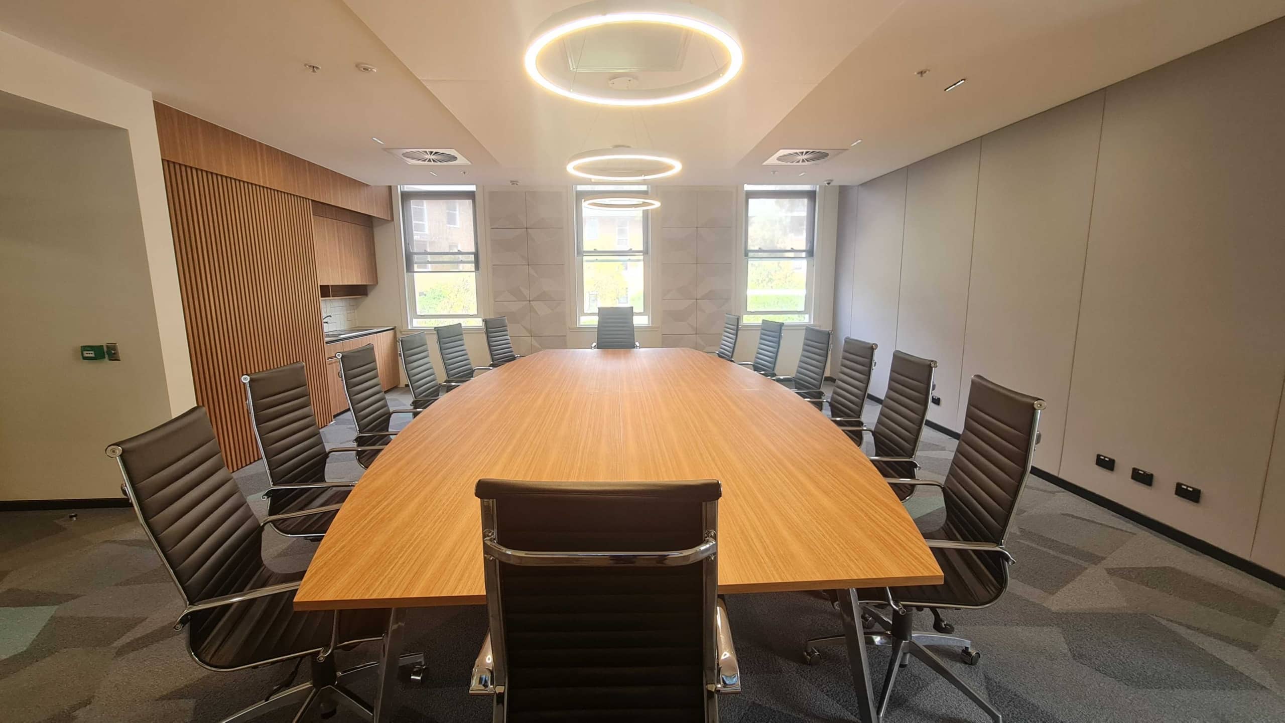 M027 – Premium Meeting Room, photo 2 of 2