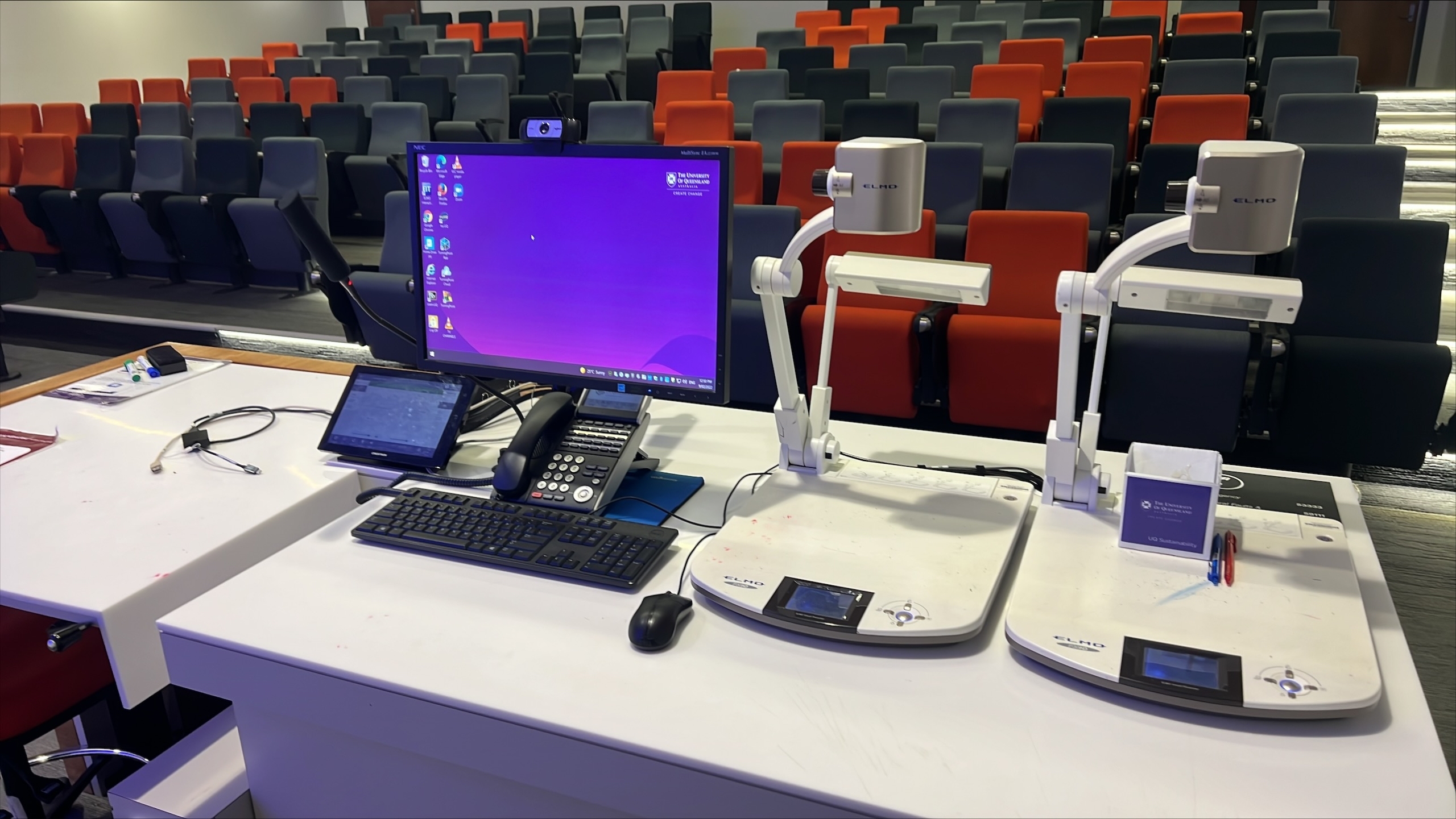 T015 – Large Dual Projector Teaching Space