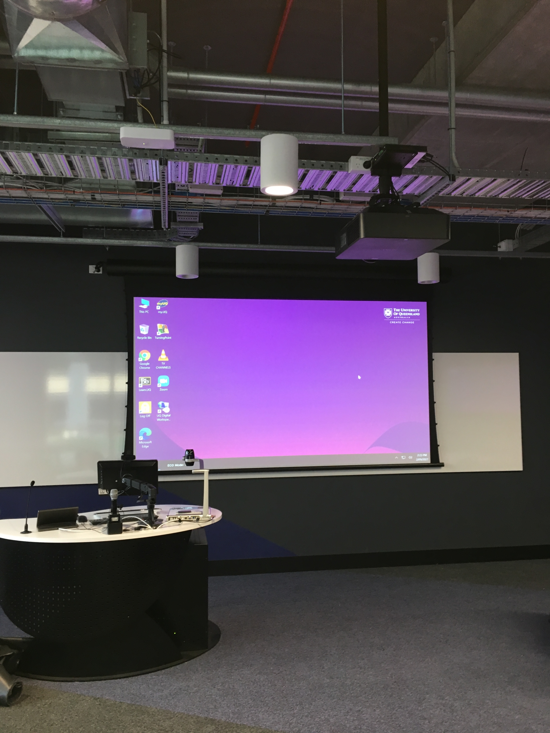 T017 – Large Teaching Space with Collaboration Pods