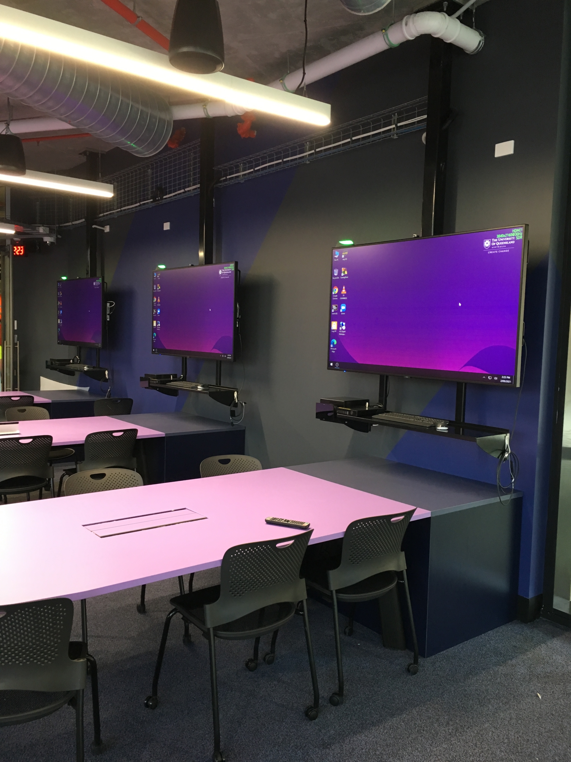 T017 – Large Teaching Space with Collaboration Pods, photo 2 of 4