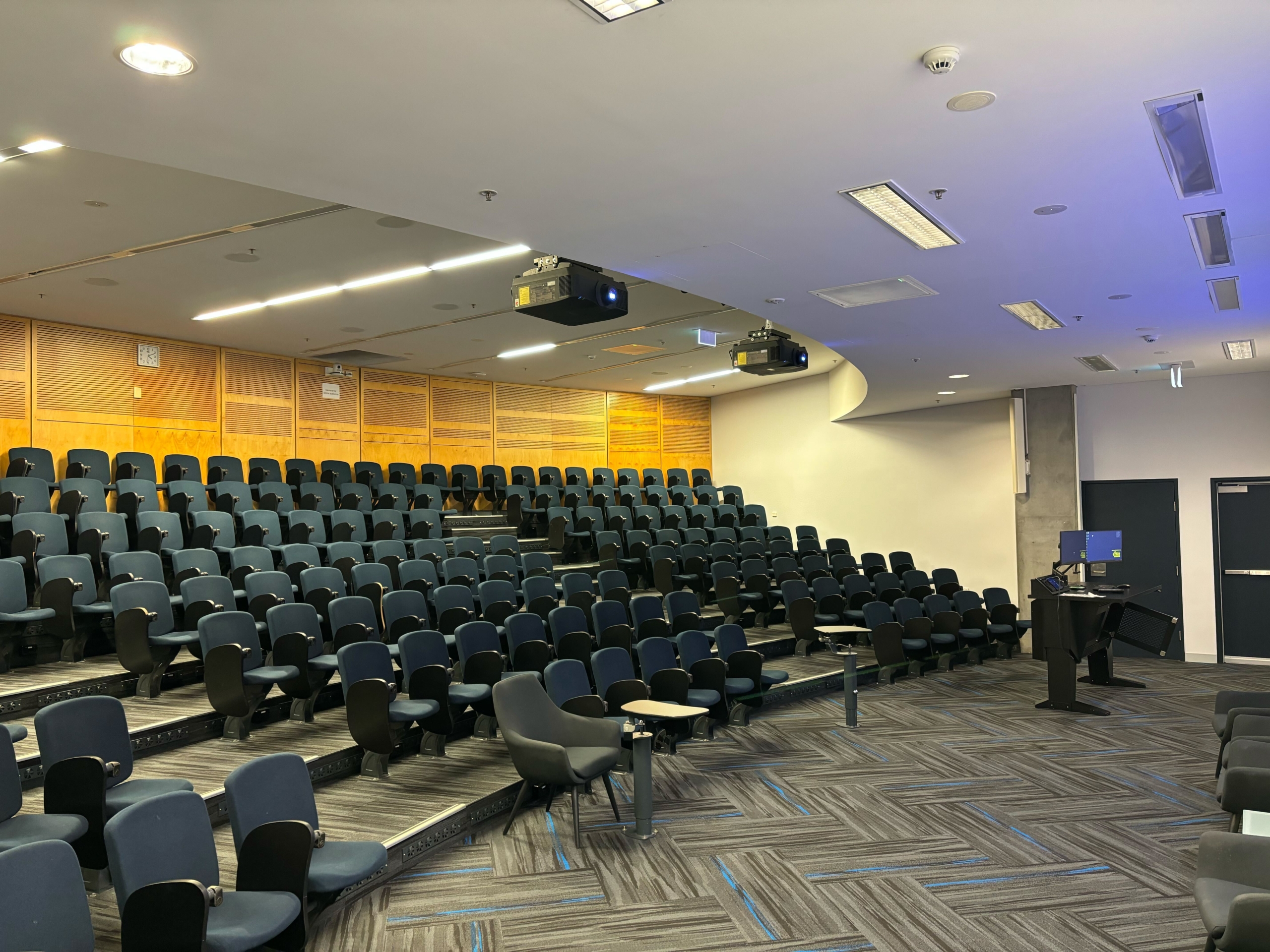 T025 – Dual Display Large Auditorium