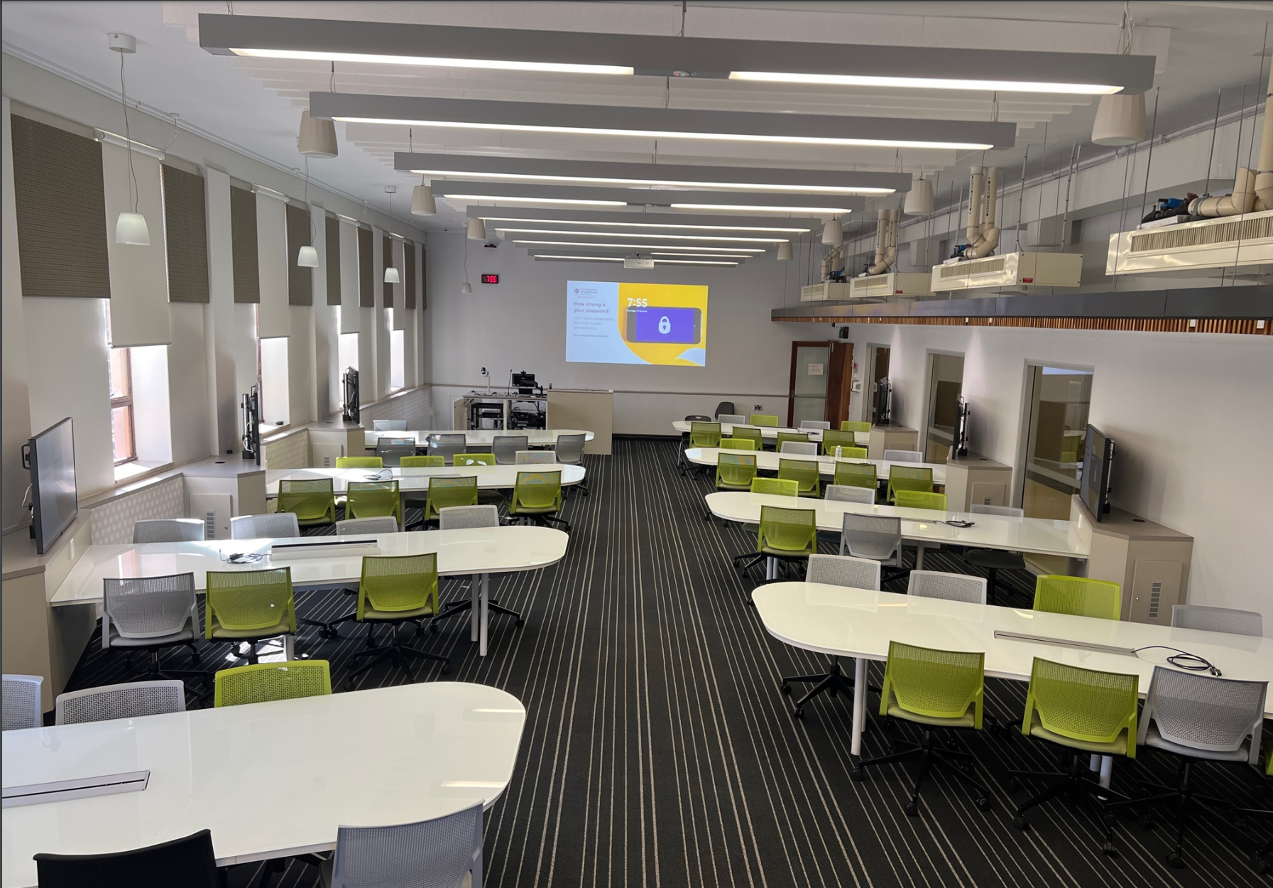 T028 – Medium Teaching Space with Collaboration Pods, photo 2 of 4
