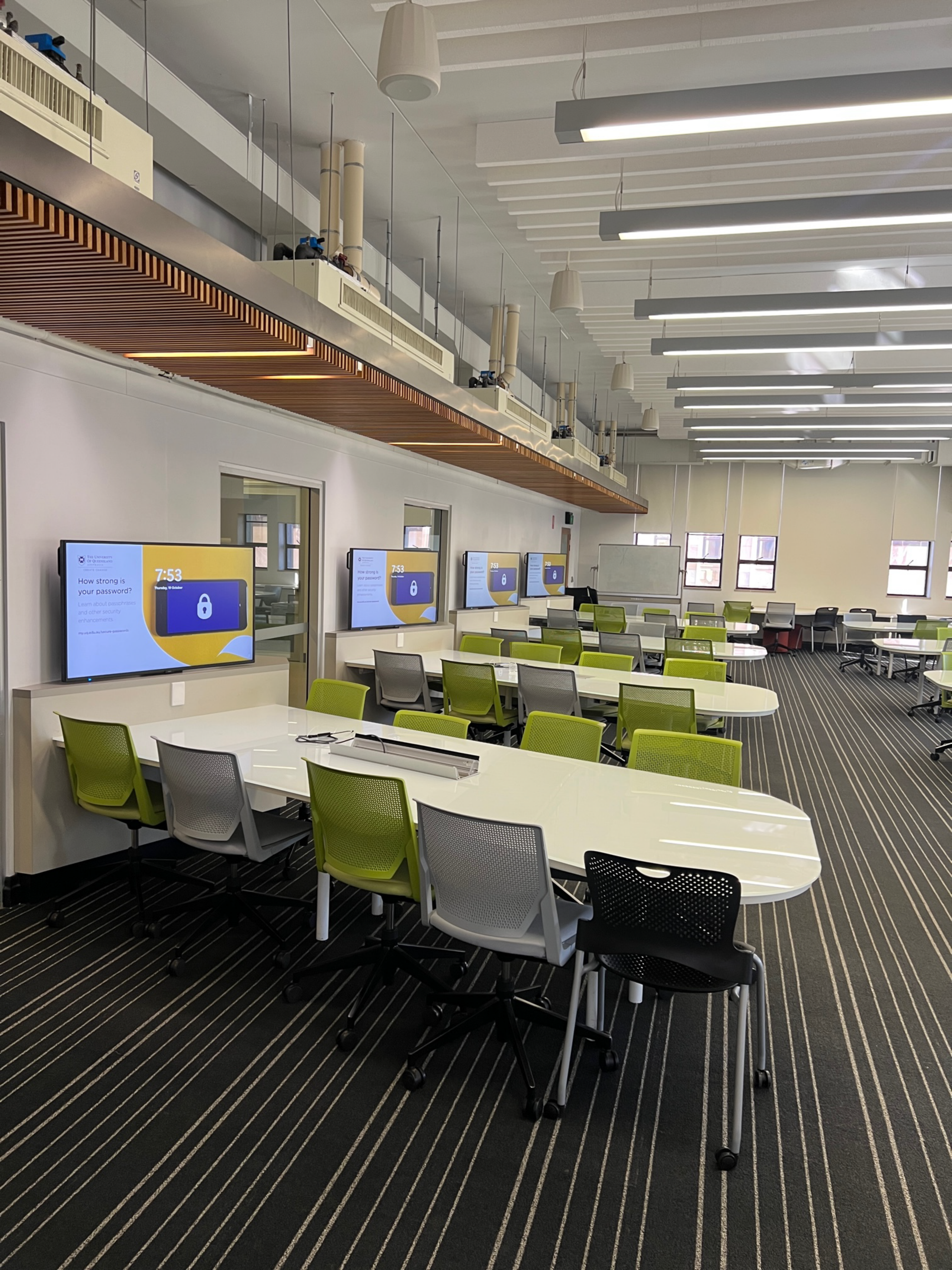 T028 – Medium Teaching Space with Collaboration Pods, photo 3 of 4