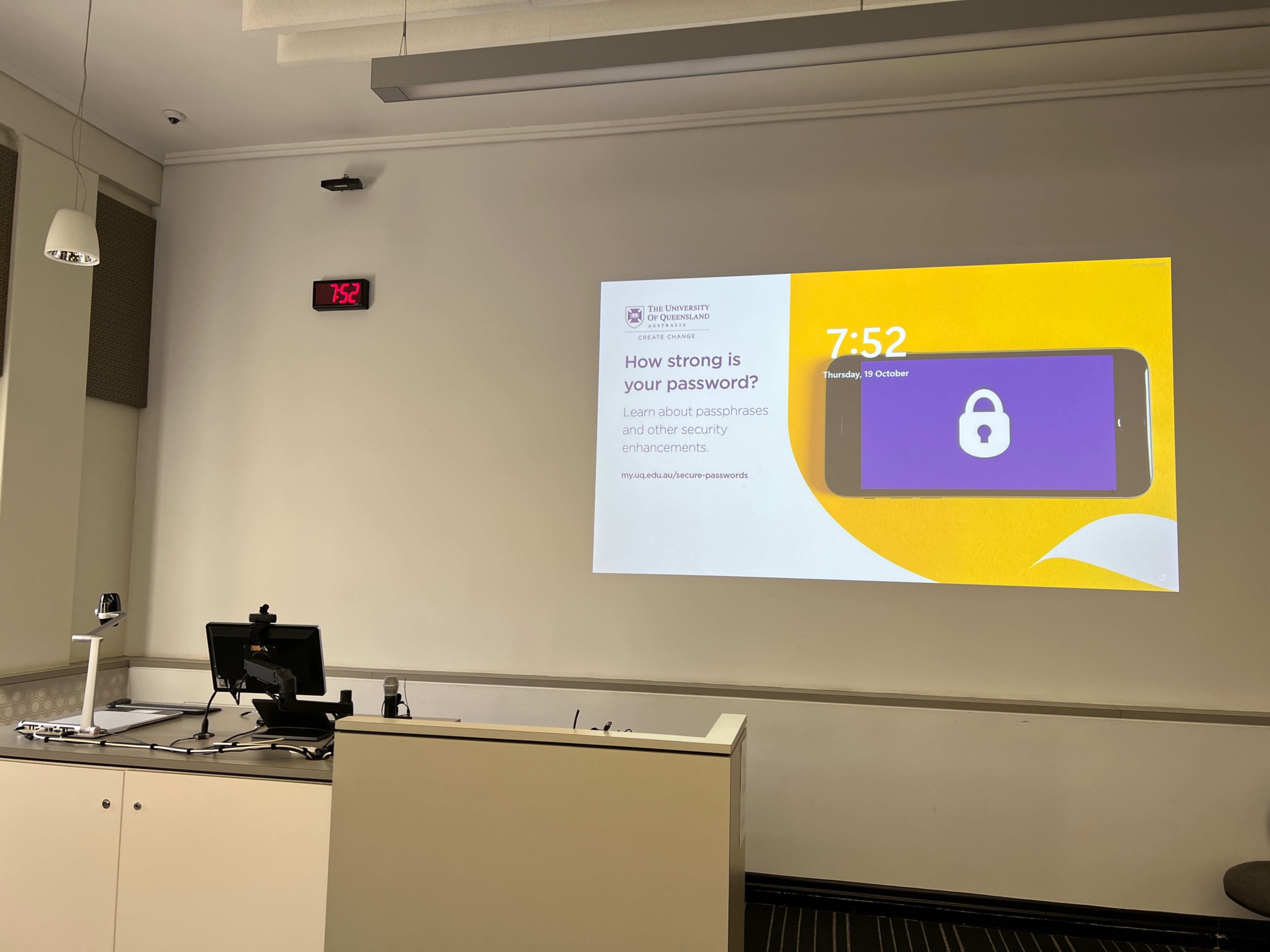 T028 – Medium Teaching Space with Collaboration Pods, photo 4 of 4