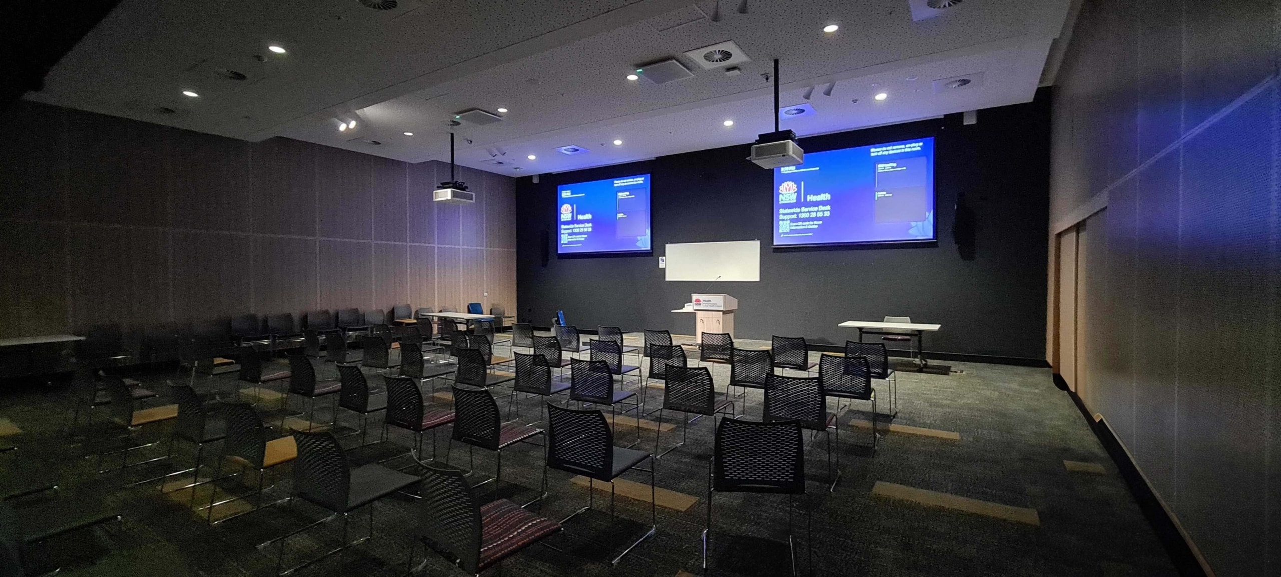 T042 – Dual Display Auditorium