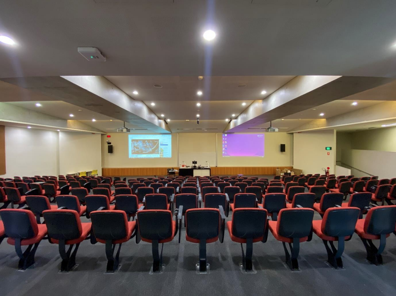 T046 – Dual Screen Theatre