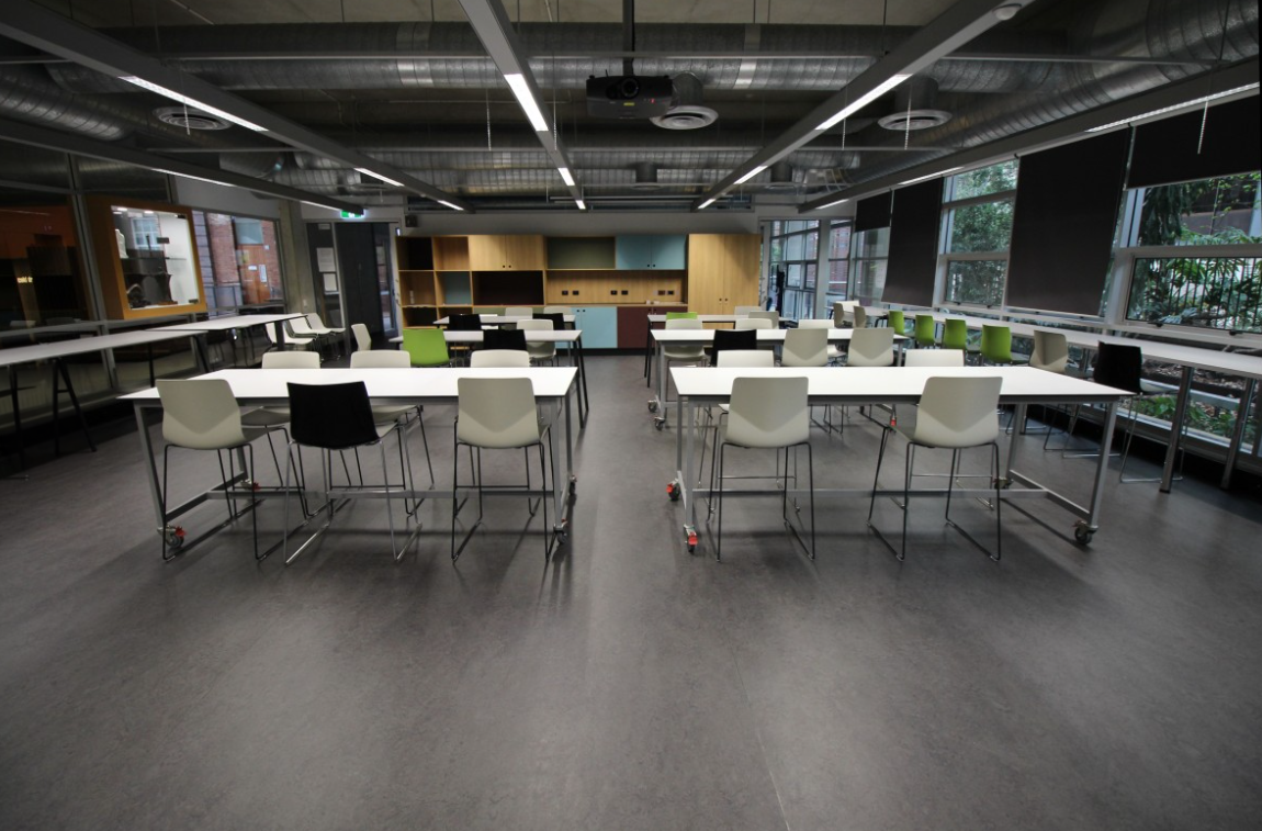 T055 – Hybrid Digital Teaching Station, photo 2 of 2