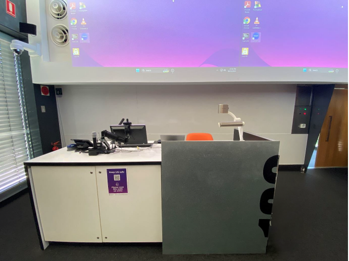 T056 – Dual Display Teaching Space