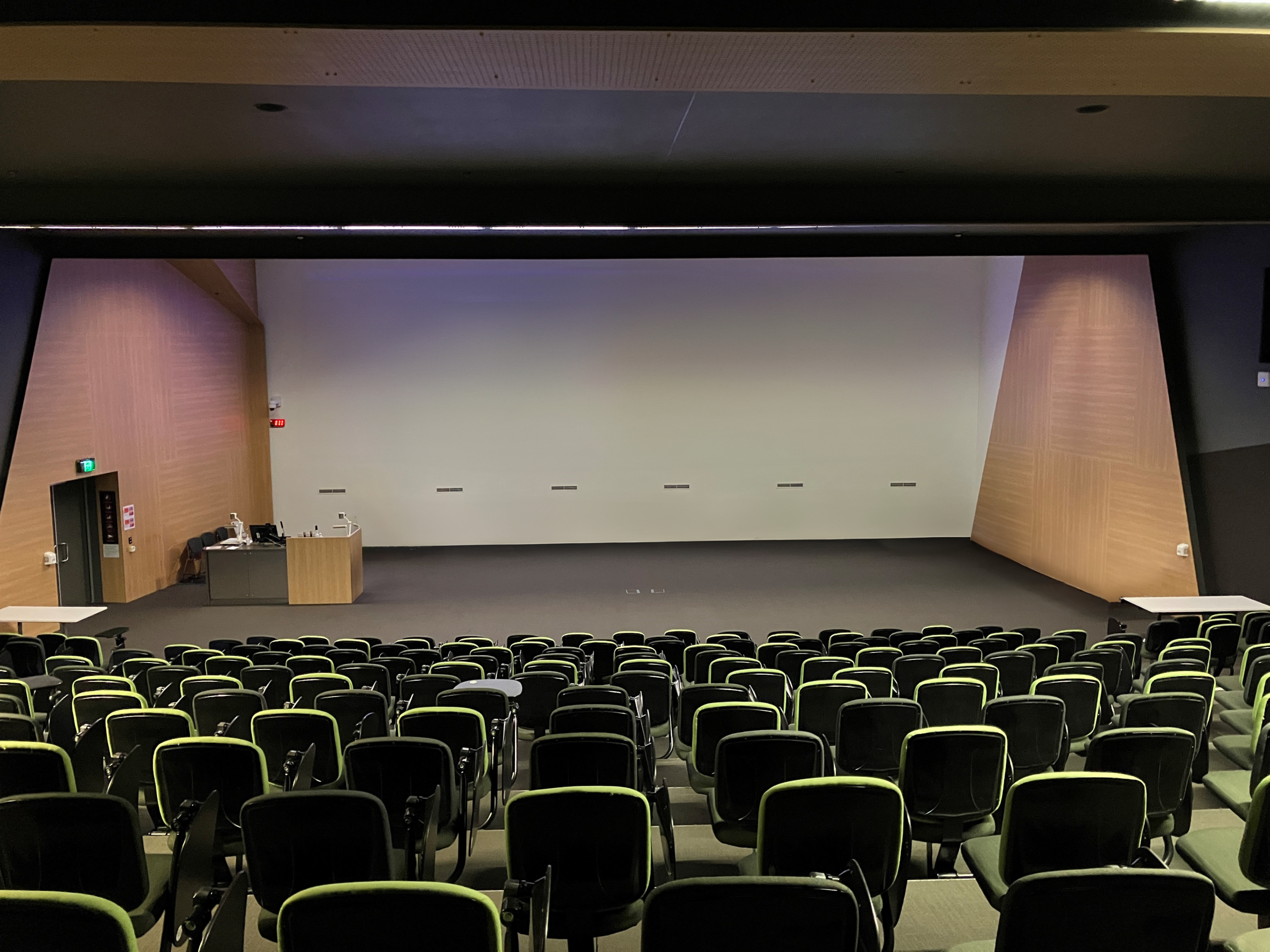 T059 – Dual-Display Theatre