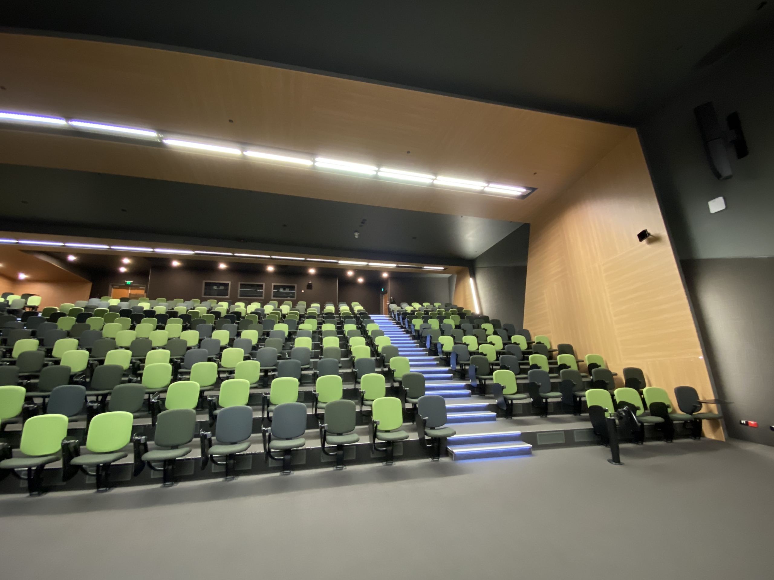 T059 – Dual-Display Theatre, photo 2 of 2